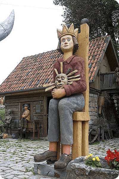 Statuett i tre -  DRE029