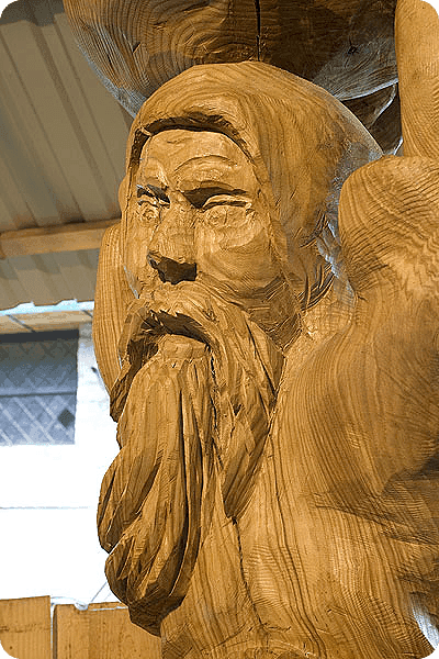 Statuett i tre -  DRE031